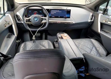 2023 BMW Ix xDrive50 z USA, uszkodzony, nr VIN WB523CF0XPCM76012